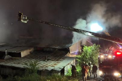 Fabrikada gece yarısı yangın paniği