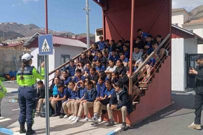 Hakkari polisinden çocuklara trafik eğitimi