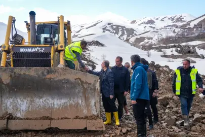 Hakkâri–Van yolunda seferberlik... Heyelan sonrası çalışmalar sürüyor
