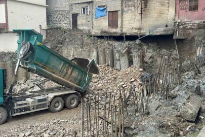 Hakkari’de TSM binasının fore kazıkları devrildi, iki bina askıda kaldı