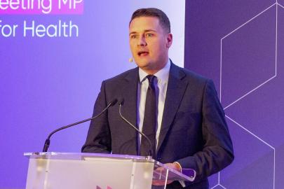 İngiliz sağlık bakanı istifa etti, Starmer ise liderlik mücadelesiyle karşı karşıya