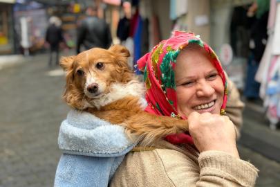 İnsanlardan korkan köpeğini sırtında taşıyor