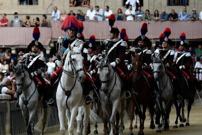 İtalya'da resmi geçit törenine katılacak süvari birliğinin atları kaçtı