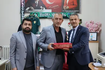 İzmit Belediyesi'nden muhtarlara doğum günü ziyareti