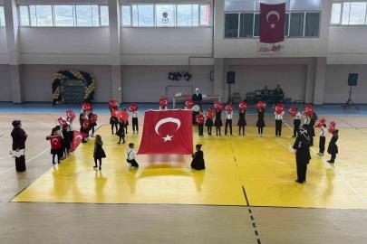 Kağızman’da okuma bayramı coşkusu: Minik öğrencilerden muhteşem gösteri