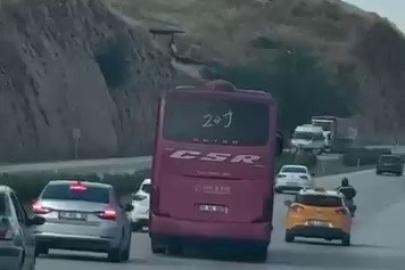 Kornaya basarak otomobilleri sollayan yolcu otobüsü, manevralarıyla korkuttu