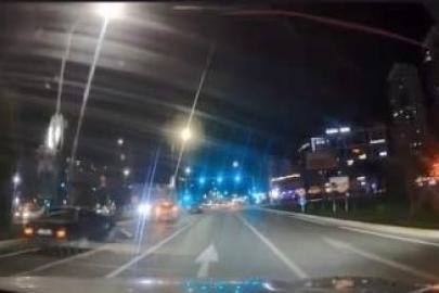 Makas atarken otomobile arkadan çarptı... Kaza anı kamerada