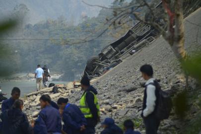 Nepal'de yolcu otobüsü şarampole yuvarlandı: 4 öü, 26 yaralı