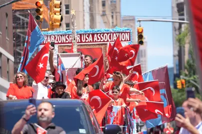 New York’ta Türk bayraklarıyla coşkulu yürüyüş... Binlerce kişi Manhattan’ta buluştu