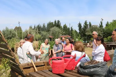 Organik atıklar komposta dönüşüyor... İzmir'de bahçede dönüşüm başladı