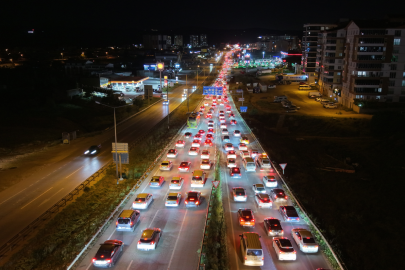 Tatilciler dönüş yolunda. Trafik kilometrelerce uzadı