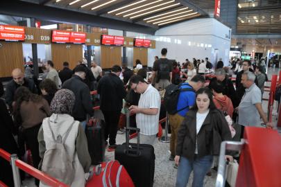 Tatilciler dönüyor. Havalimanlarında bayram yoğunluğu