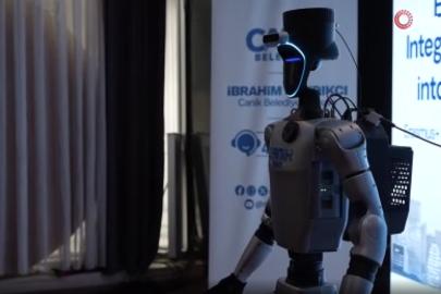 Türkiye’nin ilk nüfusa kayıtlı insansı robotu CANİKMAN meclis toplantısında