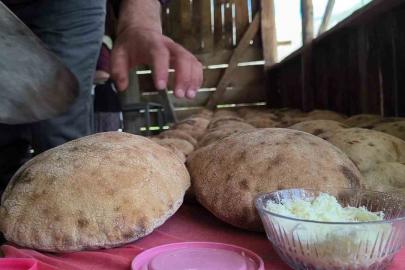 Uzundere’de doğal ekmek mesaisi: Taleplere yetişemiyorlar