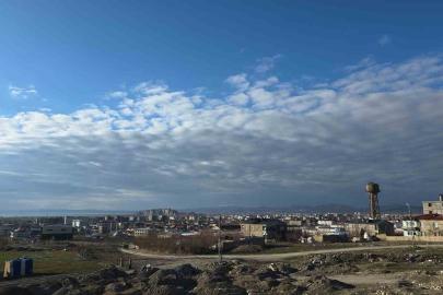 Van semalarında görsel şölen: Kümülüs bulutları ve Van Kalesi’nin muazzam uyumu