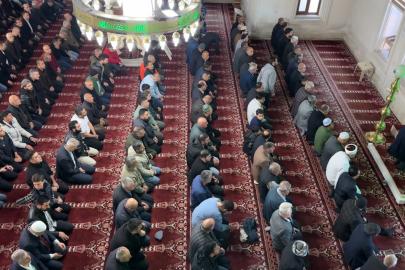 Yüksekova’da bayram namazında vatandaşlar camileri doldurdu