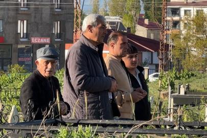 Yüksekova’da vatandaşlar bayram namazı sonrası mezarlıklara akın etti