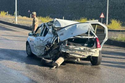 Ağrı’da freni tutmayan kamyonet kırmızı ışıkta duran otomobile çarptı: 2 yaralı