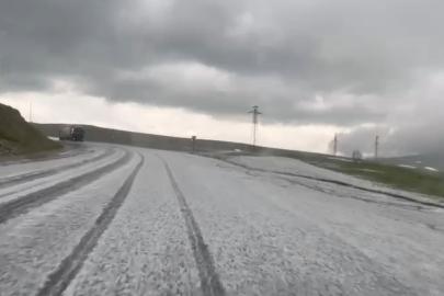 Ardahan’da dolu yağışı yolu beyaza bürüdü