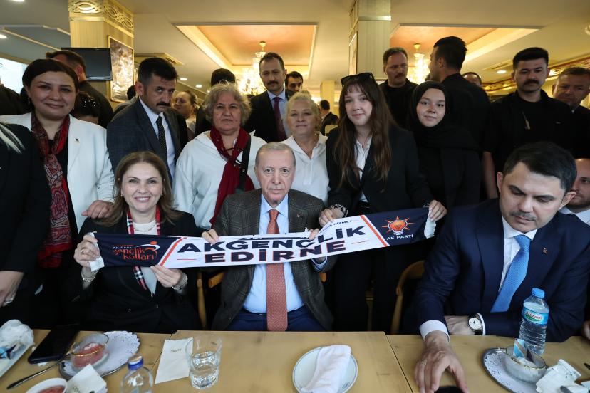 Cumhurbaşkanı Erdoğan, kafede vatandaşlarla sohbet etti