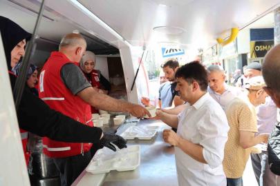 Elazığ’da vatandaşlara aşure ikramı