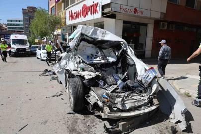 Freni patlayan kamyon caddeyi savaş alanına çevirdi: 10 araç zarar gördü, 5 yaralı