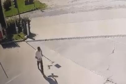 Kargadan kaçarken taklalar attı, o anlar kamerada