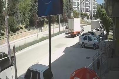 Karşı şeride geçen otomobil, kamyonetle çarpıştı: O anlar kameraya yansıdı