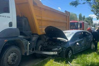 Muş’ta kamyon ile otomobil çarpıştı: 1 yaralı