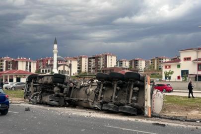 Silobas ile otomobil çarpıştı: 2 yaralı