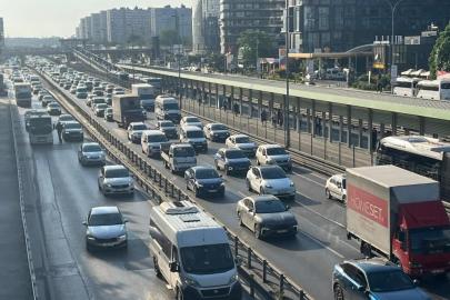 Tatil sonrası ilk sabah: İstanbul'da trafik dur kalk şeklinde ilerliyor