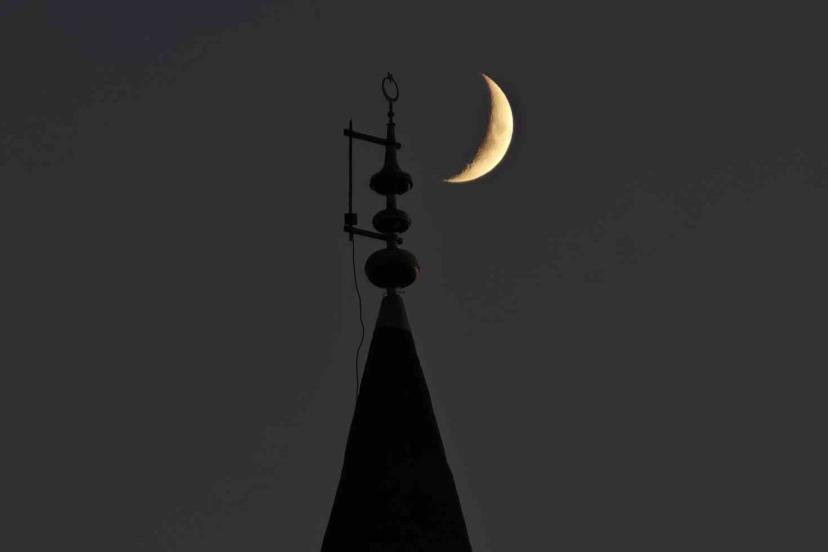 Bitlis’te gökyüzündeki hilal ile minaredeki hilal aynı karede