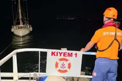 Bozcaada açıklarında arızalanarak sürüklenen tekne kurtarıldı