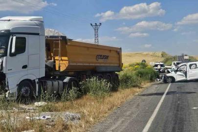 Bulanık’ta kamyonla kamyonet kafa kafaya çarpıştı: 2 ölü, 2 yaralı
