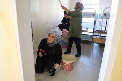 Fedakar öğretmenler tatilde okulu yeni döneme hazırlıyor
