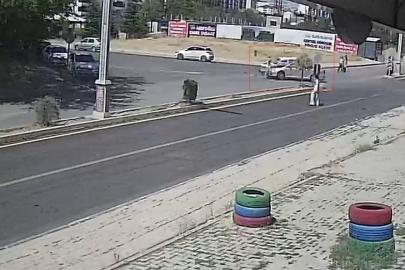 İki otomobil çarpıştı, yoldan geçen şahıs son anda kurtuldu