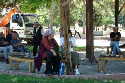Malatya’da sıcak havada parklar doldu