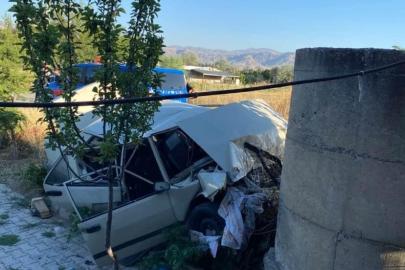 Önce çöp konteynerine ardından duvara çarptı: Otomobil hurdaya döndü, sürücü yaralandı