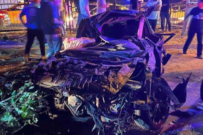 Refüje çarpan otomobil hurdaya döndü: 2 yaralı