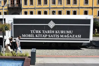 Türk Tarih Kurumunun mobil kitap satış mağazası Trabzon'da