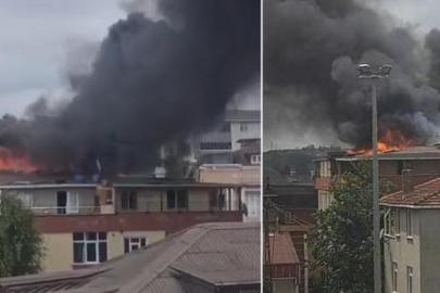 Arnavutköy'de 3 katlı binanın çatısında yangın! Çok sayıda itfaiye ekibi sevk edildi