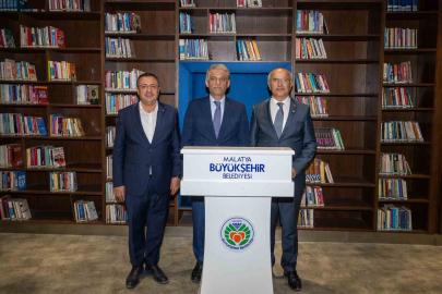 Bakan Yardımcısı Nadir Alpaslan Şehir Kütüphanesini gezdi