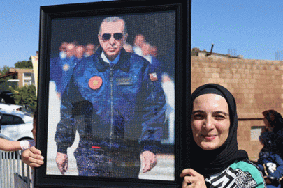 Bir buçuk ay süren emek! 70 bin boncukla yaptığı tabloyu Cumhurbaşkanı Erdoğan’a ulaştırdı
