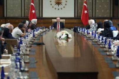 Cumhurbaşkanı Erdoğan, okul saldırısında hayatını kaybeden öğrencilerin aileleriyle görüştü