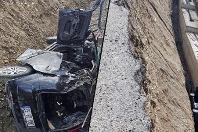 Erzurum’da feci kaza! Otomobil 5 metreden yol çalışmasına düştü: 3 ölü