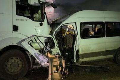 Hatay’da feci kaza! İşçi servisi tırla kafa kafaya çarpıştı: 1 ölü, 15 yaralı