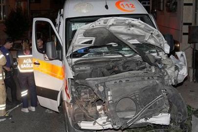 İstanbul'da ambulans ile otomobilin çarpışması sonucu 3 sağlık çalışanı yaralandı