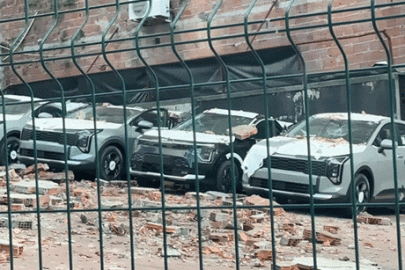 İstanbul'da sıfır araçların üzerinde duvar çöktü