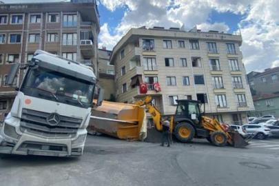 Kağıthane’de korku dolu anlar! Damper havadayken bir anda yan yattı