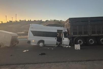 Malatya-Elazığ kara yolunda feci kaza! Tarım işçilerini taşıyan minibüs tıra çarptı; çok sayıda yaralı var